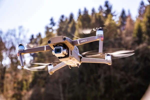 Graz, Avusturya 15.03.2020 - Hasselblad kameralı DJI Drone Mavic 2 Pro kırsal alanda uçuyor. Boşluğu kopyala