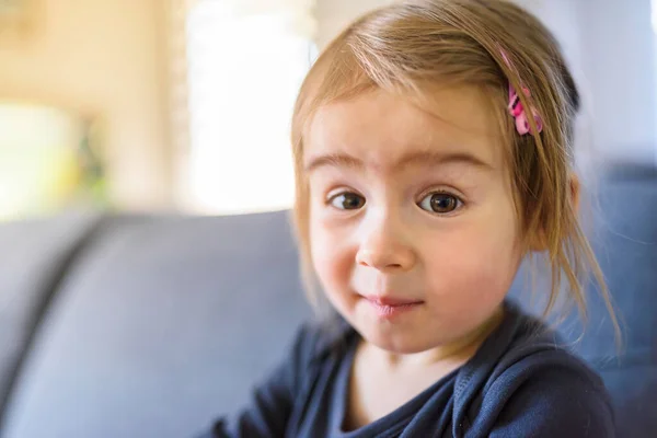 カメラの自然な光に向かって大きな眼の肖像画を持つ2歳の少女 選択的焦点 — ストック写真