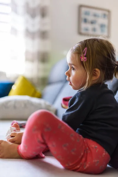 Двухлетняя Девочка Большими Глазами Сидящая Диване Смотрит Телевизор Помещении Съемка — стоковое фото