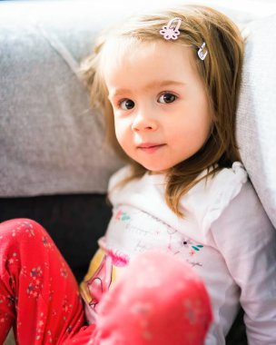 Kocaman gözleri olan çok tatlı küçük bir çocuğun portresi. 2 yaşında küçük bir kız. Bebek gelişimi konsepti. Boşluğu kopyala