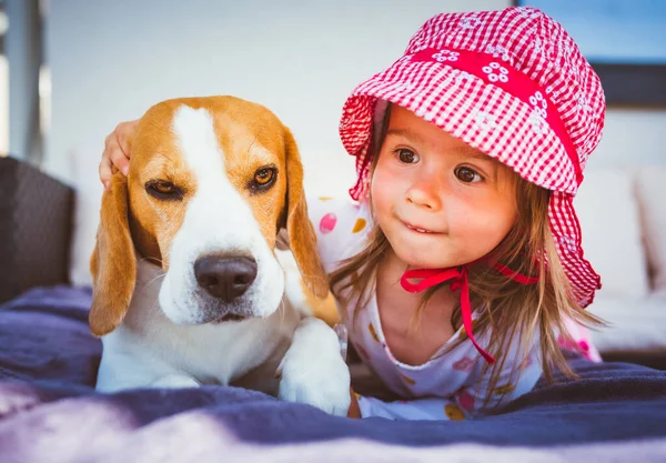 Barn Leker Med Beagle Dog Bästa Vän Trädgården Solig Vårdag — Stockfoto