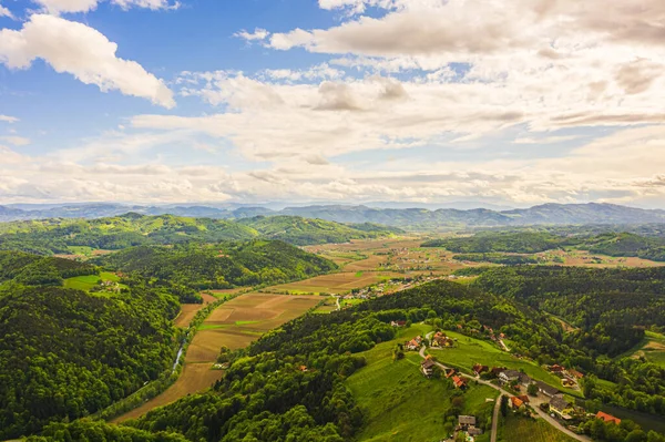 从空中俯瞰青山和背景群山的葡萄园 奥地利葡萄园景观 莱布尼茨地区在南施蒂里亚 葡萄酒国家 托斯卡纳喜欢的地方和著名的旅游胜地 — 图库照片