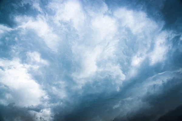 夏の日の背景に積雲と青空 — ストック写真