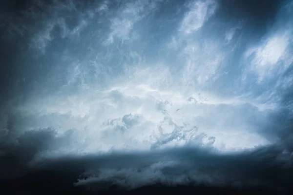 Yaz Günü Arka Planında Kümülüs Bulutlu Mavi Gökyüzü — Stok fotoğraf