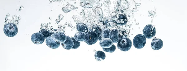 蓝莓沉入水中 白色背景上有气泡 照片中的横幅 白羊座背景 — 图库照片
