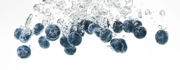 Arándanos Hundiéndose Agua Con Burbujas Aire Sobre Fondo Blanco Foto —  Fotos de Stock