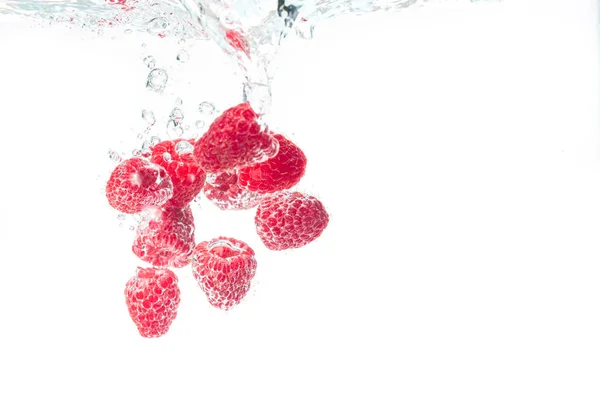 Himbeeren Spritzen Mit Luftblasen Kristallklares Wasser Vereinzelte Früchte Auf Weißem — Stockfoto