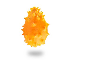 Kiwano ya da Boynuzlu Kavun Salatalığı metuliferus beyaz arka planda izole edilmiş ayrıntılı deri çekimi.