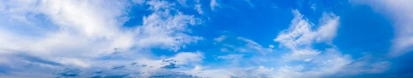 Панорама Голубого Неба Кучевыми Облаками Фоне Летнего Дня — стоковое фото