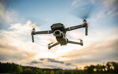 Graz, Avusturya 0105.2020 - Hasselblad kameralı DJI Drone Mavic 2 Pro mavi gökyüzüne doğru uçuyor. Boşluğu kopyala