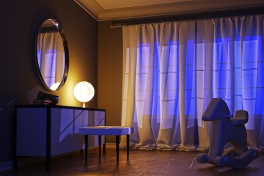 Gece iç alışılmadık bir lamba ile modern bir tarzda.