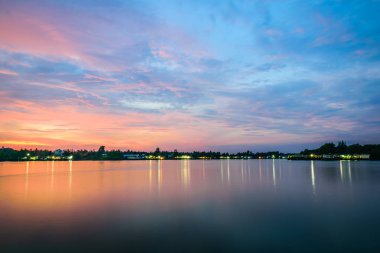Nehir akşam Suratthani Tayland