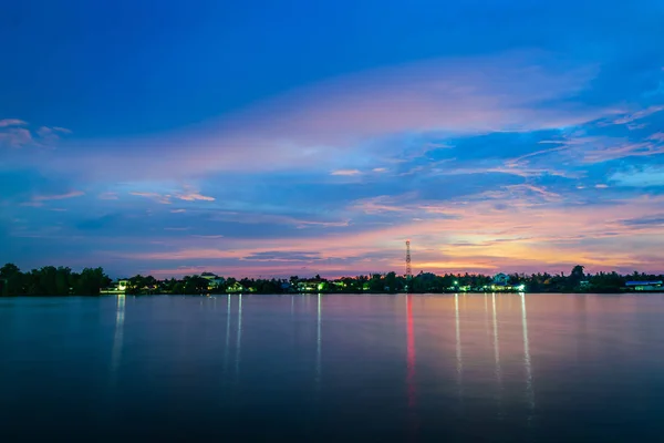 Noche de río en Suratthani en Tailandia — Foto de Stock