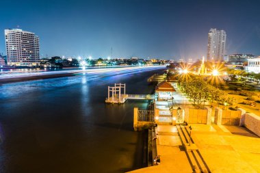 Chao Phraya Nehri'nin geceleri 
