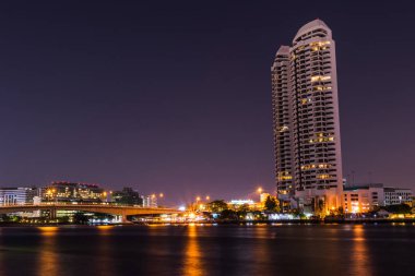 Waterfront bina Chao Phraya Nehri'nin geceleri