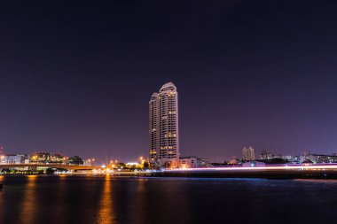 Waterfront bina Chao Phraya Nehri'nin geceleri