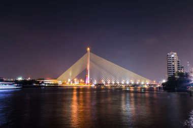 Rama VIII Köprüsü, gece