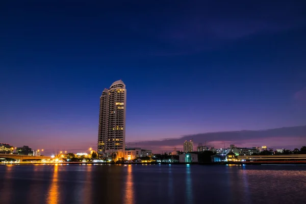 Waterfront Building Chao Phraya River at night — Stock Photo, Image
