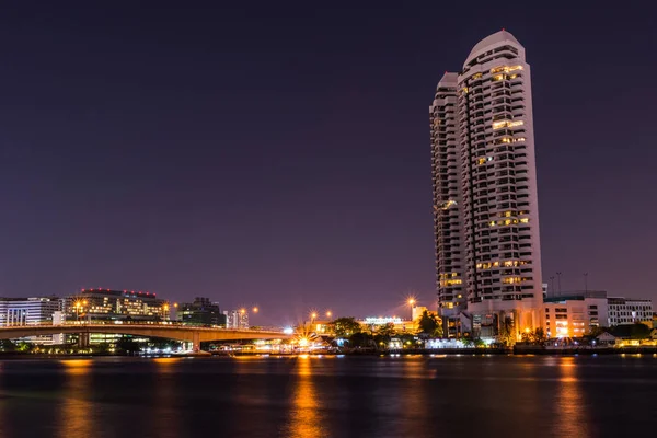 Waterfront Building Chao Phraya River at night — Stock Photo, Image