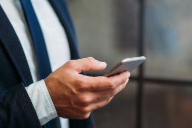 El tutan akıllı telefonun yakın çekim