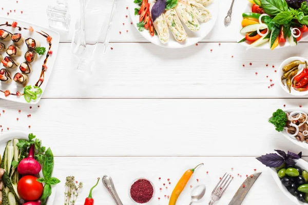 Quadro de comida na mesa de madeira branca, espaço livre — Fotografia de Stock