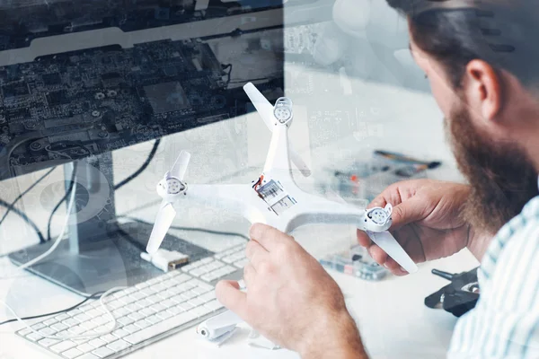 Крупним планом розбирання дронів, подвійне експонування — стокове фото