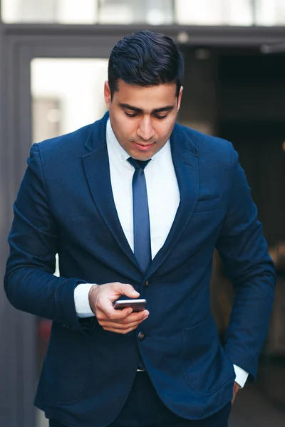 Jovem e rico empresário ocupado — Fotografia de Stock