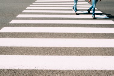 Yaya zebra üzerinde çalışan erkekler