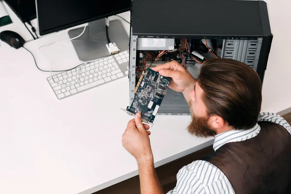 Reparatör inspekterar microcurcuit DVD-enhet — Stockfoto