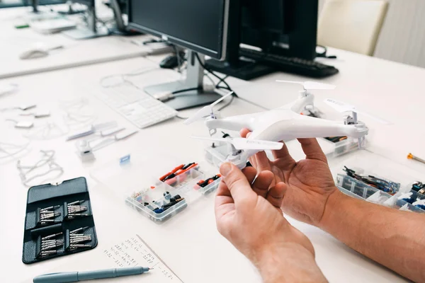 Close-up de drone em mãos reparador, oficina de reparação — Fotografia de Stock