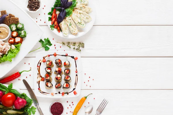 Lekkere smakelijke snacks, plat lag, vrije ruimte — Stockfoto