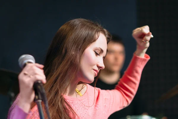 Young woman feeling drive on performance — Stock Photo, Image