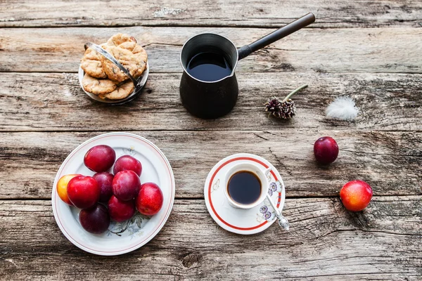 Inspirierendes Frühstück am frühen Morgen auf dem Land — Stockfoto