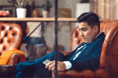 Çalışkan çalışan ofiste çalışkan