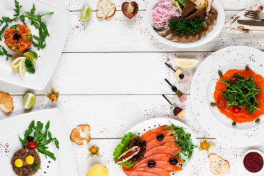 Beyaz masa, boş alan üzerinde lezzetli aperatifler