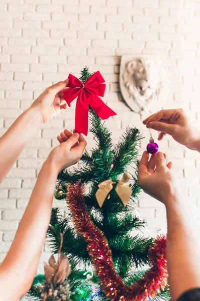 Paar schmückt Weihnachtsbaum — Stockfoto