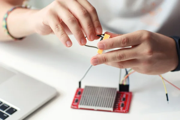 Mérnök kezek összekötő elektronikus alkatrészek — Stock Fotó