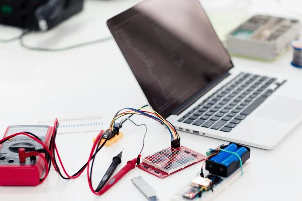 Local de trabalho inventor eletrônico com laptop — Fotografia de Stock