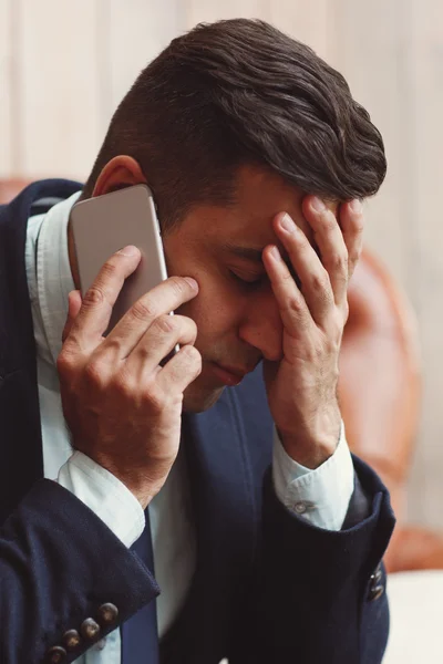 Man ontvangende slecht nieuws op de telefoon — Stockfoto