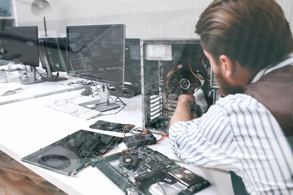 Elektroniska reparatör arbetar, dubbel exponering — Stockfoto
