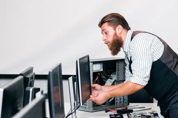 Programmer connecting monitor and CPU in office — Stock Photo, Image