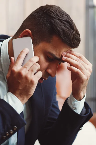 Homem sério resolvendo problemas complexos — Fotografia de Stock