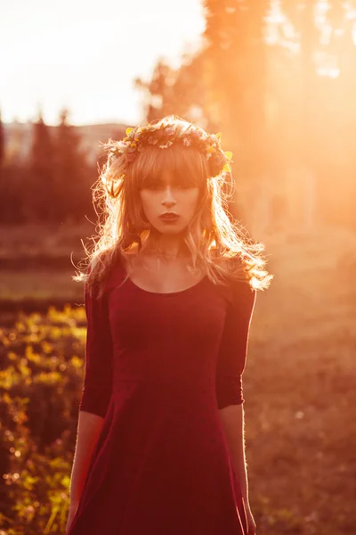 Hermosa mujer en corona, efecto de destello de lente — Foto de Stock