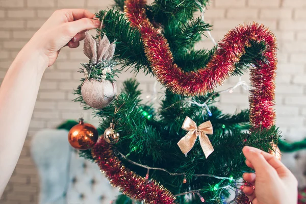 Niedliche winzige goldene Schleife am Weihnachtsbaum — Stockfoto