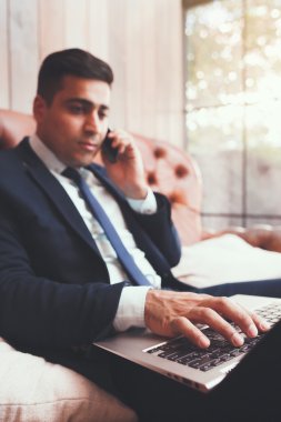 Ofiste dizüstü bilgisayar üzerinde çalışan katip