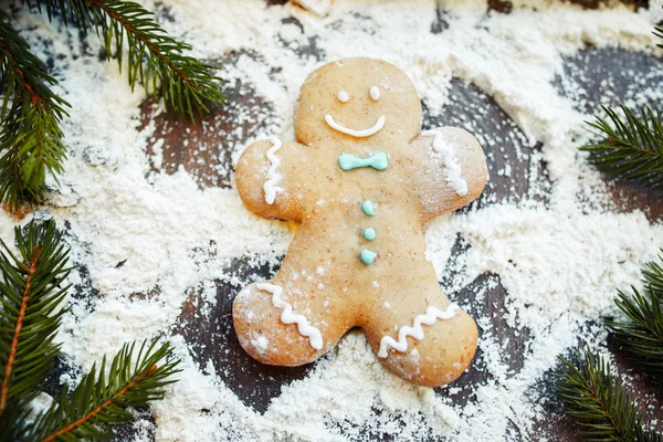 Zencefilli kurabiye adam kar melek un üzerinde yapma — Stok fotoğraf