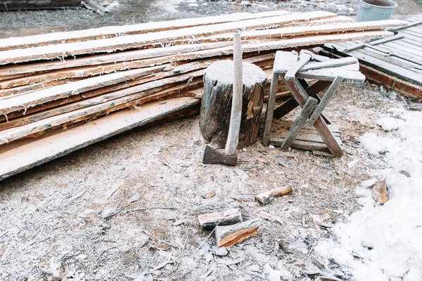 Firewood corte local de trabalho fosco pela neve — Fotografia de Stock