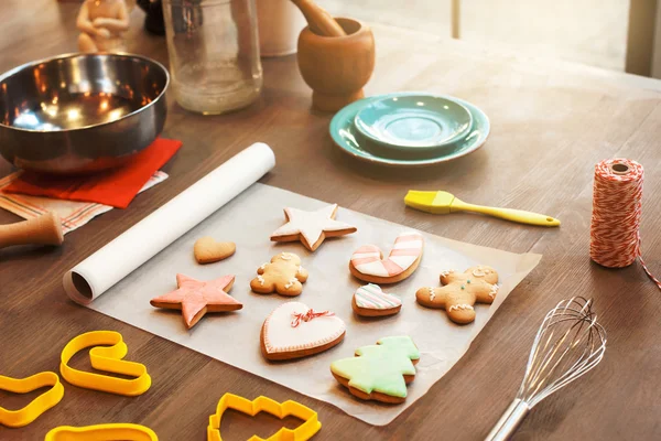 Sortimento de biscoitos de gengibre na mesa da cozinha — Fotografia de Stock