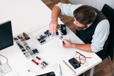 Elektrikçi işyeri araçlarıyla üzerinde Üstten Görünüm