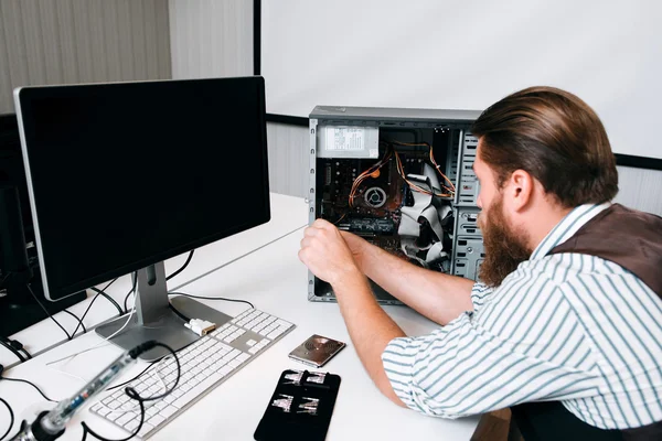 Computer master disassembling CPU with tools — Stock Photo, Image